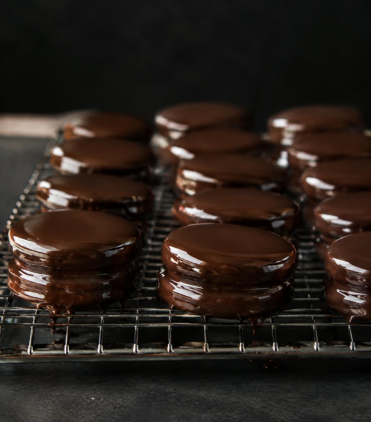 Alfajores recién bañados en chocolate sobre rejilla